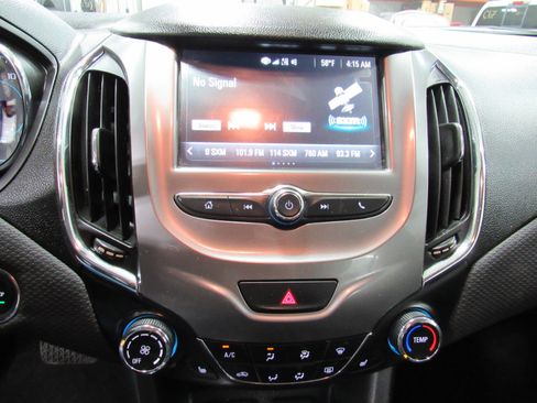 Used 2018 Chevrolet Cruze LT w/ Convenience Package image 20