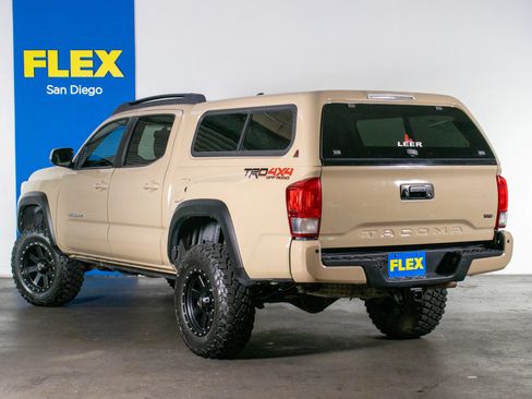 Used 2017 Toyota Tacoma TRD Off-Road w/ Premium & Technology Package AWD/4WD image 8
