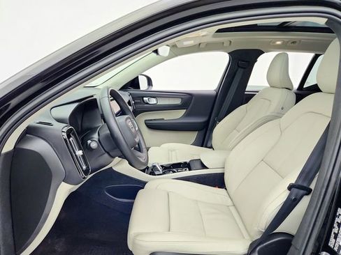 Certified 2023 Volvo XC40 B5 Ultimate w/ Climate Package image 17