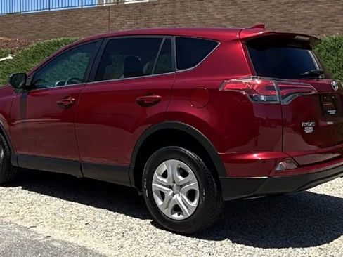 Used 2018 Toyota RAV4 LE FWD image 7