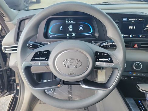 Used 2025 Hyundai Elantra SE FWD image 23