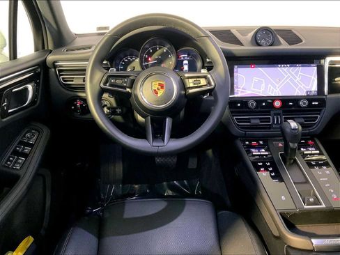 Certified 2025 Porsche Macan image 13