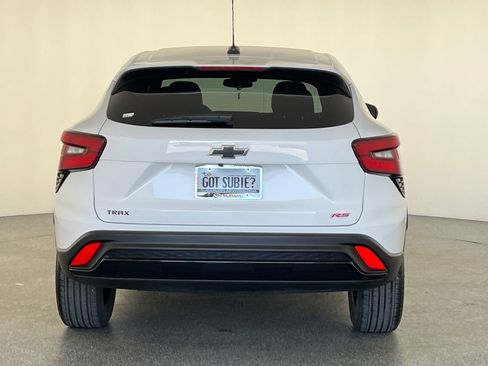 Used 2024 Chevrolet Trax RS w/ Sunroof Package FWD image 5