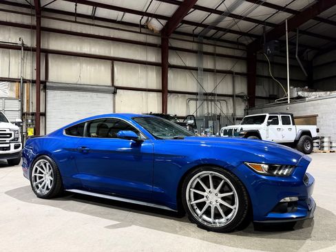 Used 2017 Ford Mustang GT w/ Black Accent Package RWD image 3