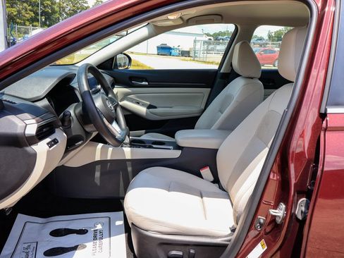 Used 2025 Nissan Altima 2.5 SV FWD image 7