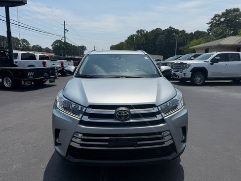 Used 2019 Toyota Highlander Limited Platinum FWD image 2