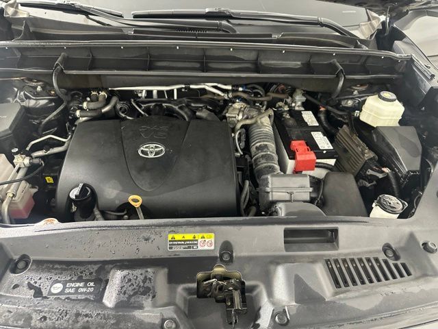 Used 2022 Toyota Highlander XLE AWD/4WD image 11