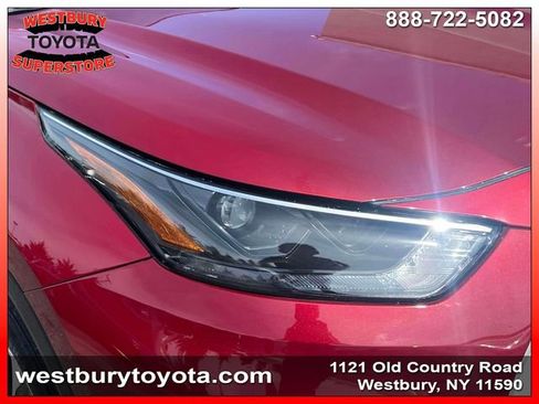 Used 2023 Toyota Highlander XLE AWD/4WD image 12