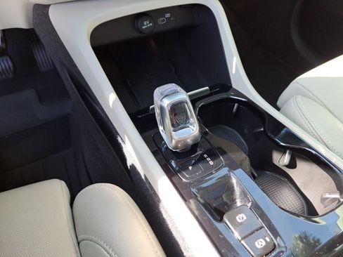 Used 2023 Volvo XC40 B4 Ultimate image 21