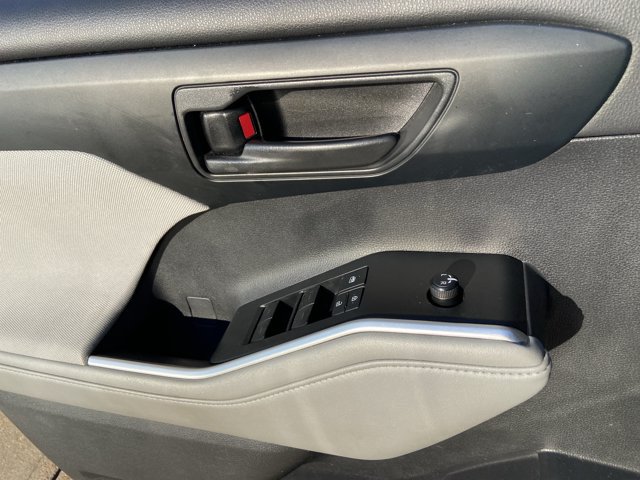Used 2021 Toyota Highlander LE FWD image 49