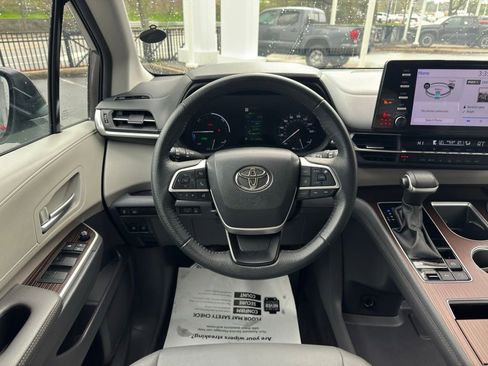 Used 2023 Toyota Sienna XLE image 34