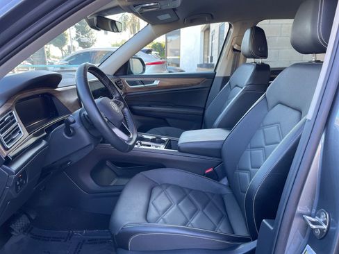 Used 2025 Volkswagen Atlas SE image 27