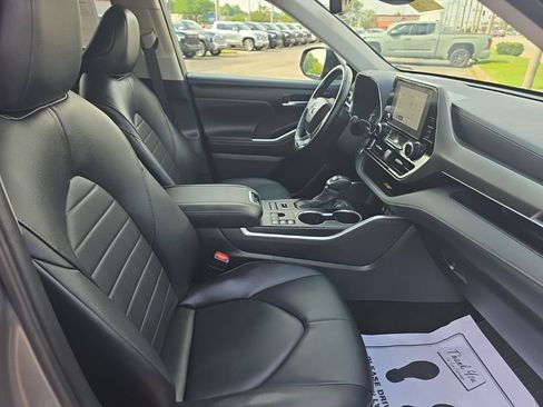 Used 2025 Toyota Highlander XLE AWD/4WD image 10