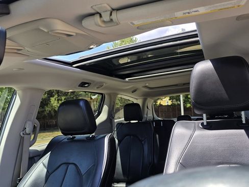 Used 2018 Chrysler Pacifica Limited FWD image 29
