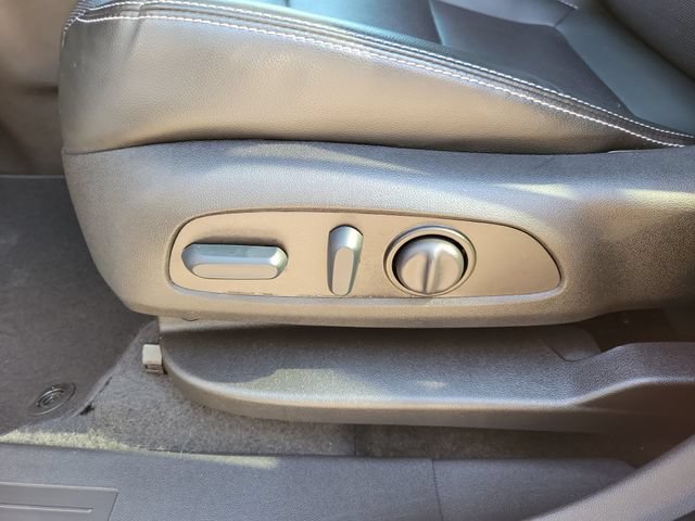 Used 2022 GMC Terrain SLT w/ Tech Package FWD image 14