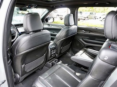 Used 2024 Jeep Grand Cherokee L Limited w/ Luxury Tech Group II AWD/4WD image 18