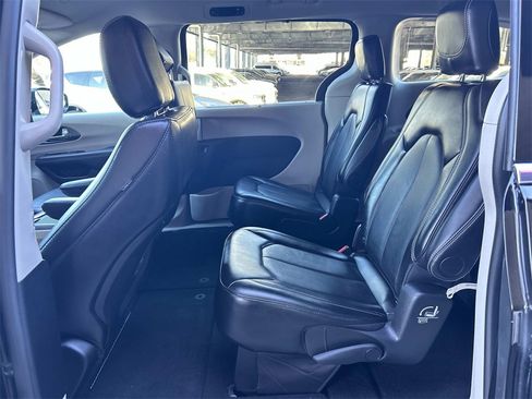 Used 2024 Chrysler Pacifica Touring-L image 12