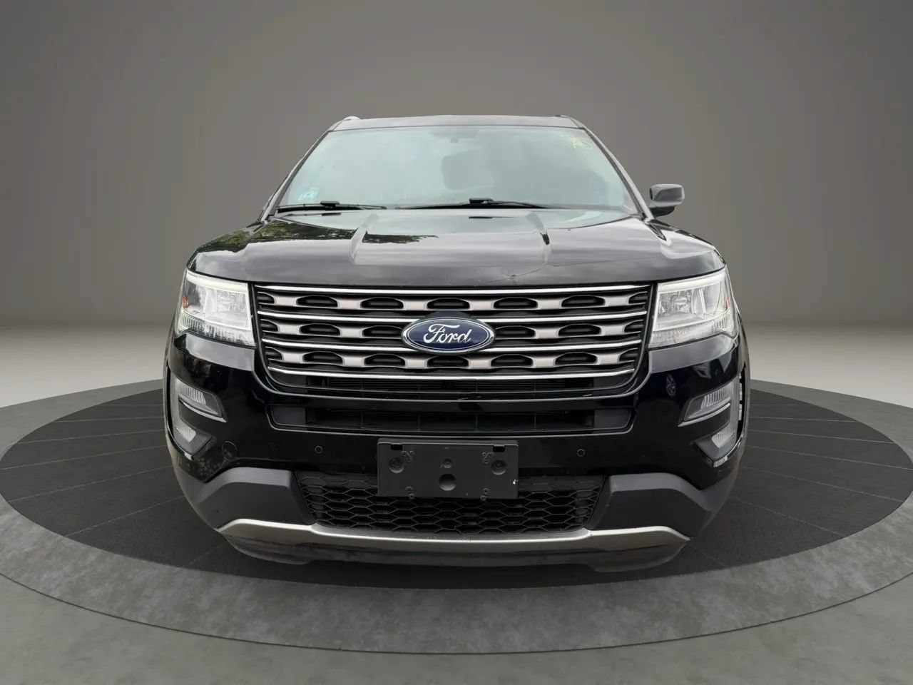 Used 2017 Ford Explorer XLT w/ Equipment Group 202A AWD/4WD image 2