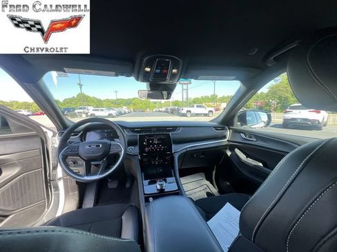 Used 2025 Jeep Grand Cherokee Altitude AWD/4WD image 25