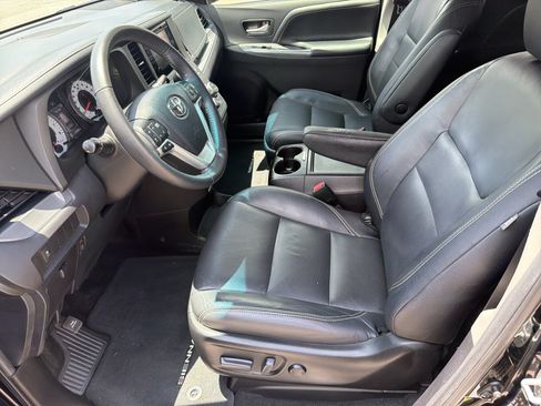 Used 2017 Toyota Sienna SE FWD image 18