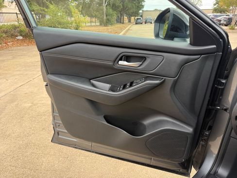 Used 2026 Nissan Rogue SL FWD image 18