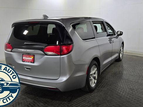 Used 2019 Chrysler Pacifica Touring Plus w/ Tire & Wheel Group FWD image 7