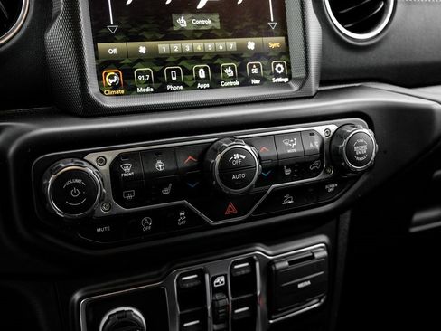 Used 2021 Jeep Wrangler Unlimited Sahara image 34