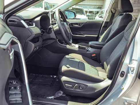 Used 2025 Toyota RAV4 XLE AWD/4WD image 2