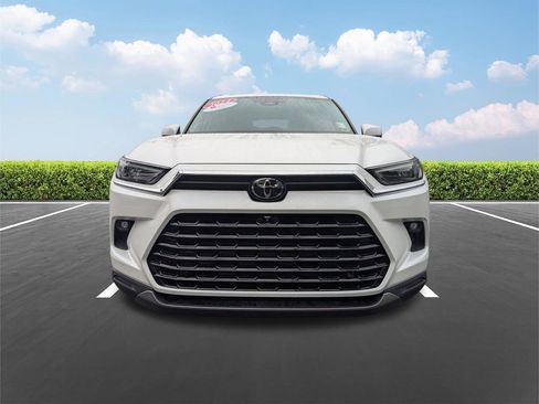 Used 2024 Toyota Grand Highlander AWD image 11