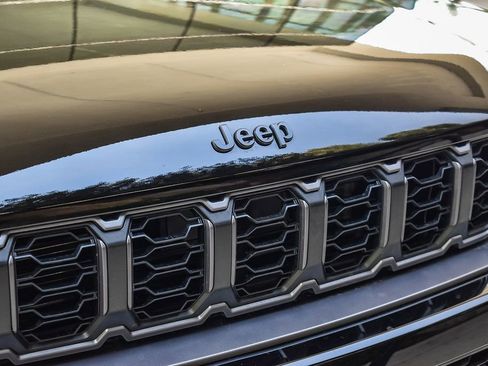 New 2026 Jeep Grand Cherokee Altitude image 7