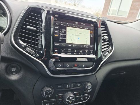 Used 2019 Jeep Cherokee Limited w/ Luxury Group image 11