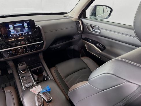 Used 2025 Nissan Pathfinder Platinum AWD/4WD image 24
