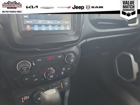 Used 2018 Jeep Renegade Latitude AWD/4WD image 13