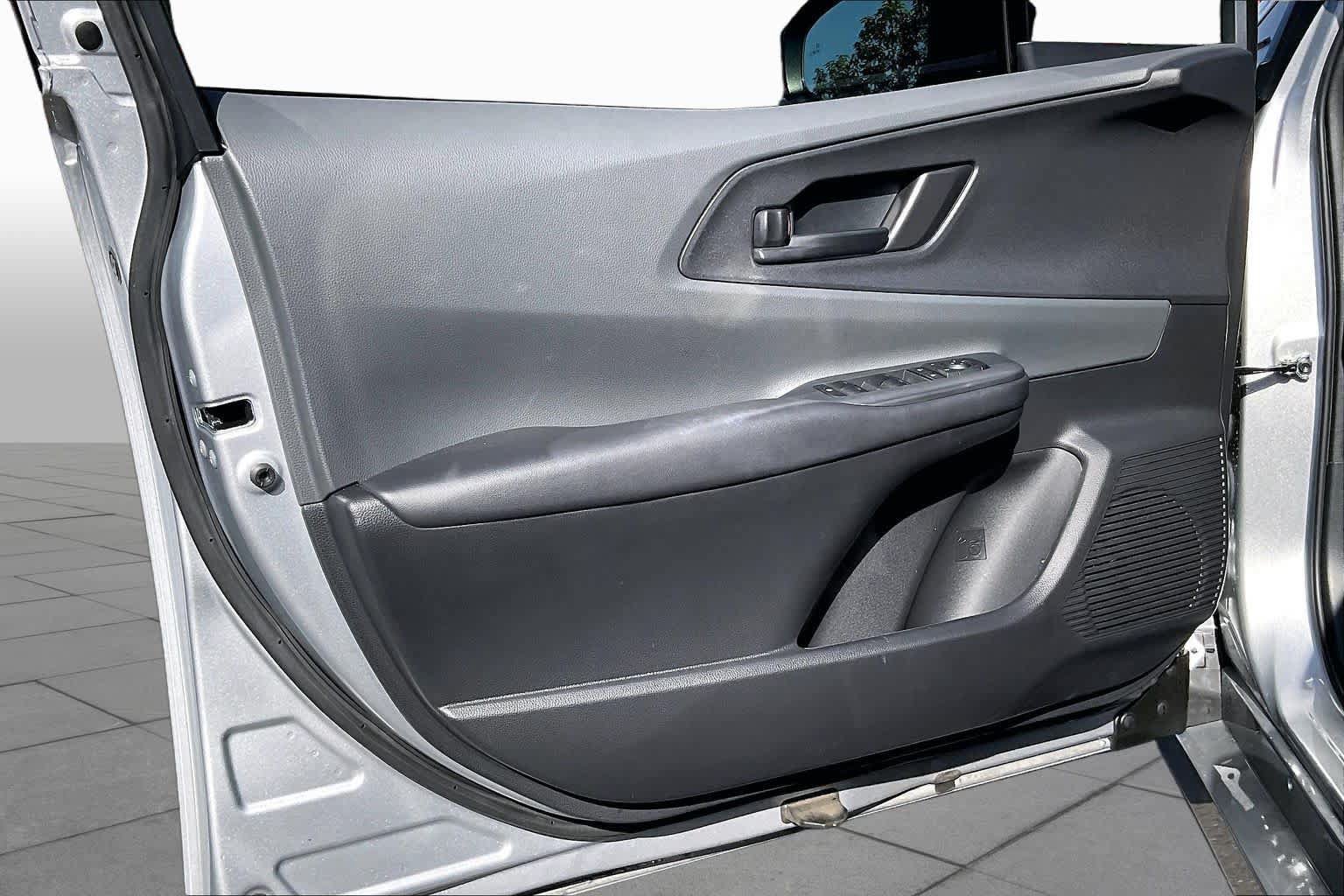 Certified 2025 Toyota Prius LE FWD image 21