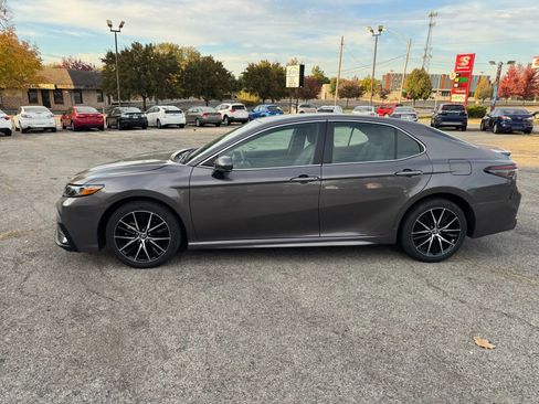 Used 2024 Toyota Camry SE image 2