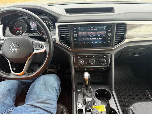 Used 2021 Volkswagen Atlas Cross Sport SE w/ Panoramic Sunroof Package image 16