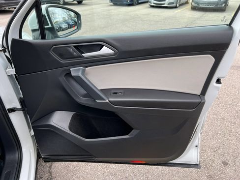 Used 2020 Volkswagen Tiguan SE image 25