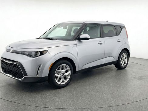 Used 2025 Kia Soul LX w/ LX Technology Package image 3