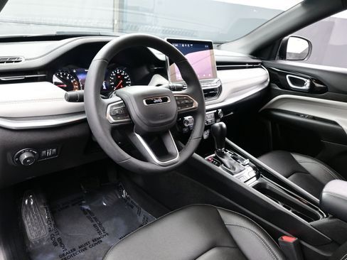 Used 2025 Jeep Compass Limited image 13