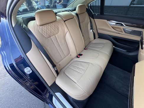 Used 2021 BMW 750i xDrive w/ Executive Package image 32