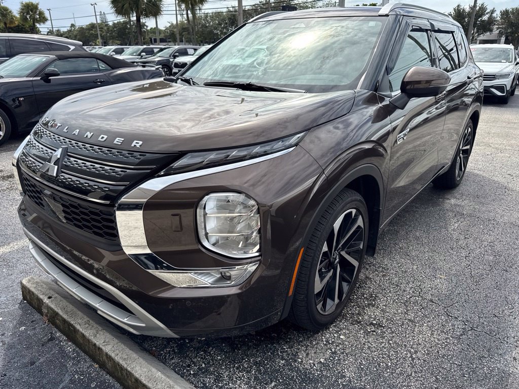 Used 2024 Mitsubishi Outlander 4WD Plug-In Hybrid image 1