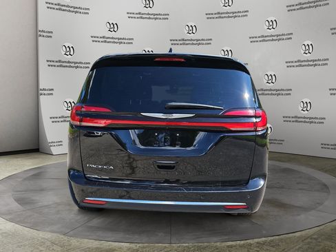 Used 2025 Chrysler Pacifica Select FWD image 4