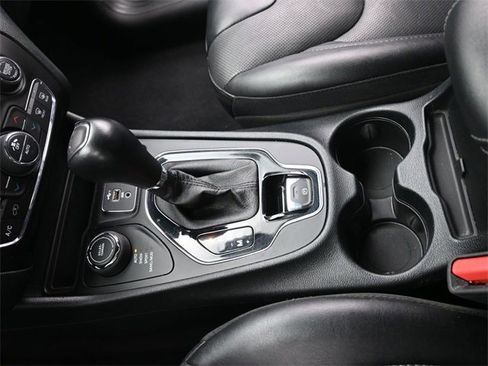 Used 2023 Jeep Cherokee Altitude Lux image 24