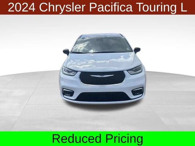 Used 2024 Chrysler Pacifica Touring-L FWD image 2