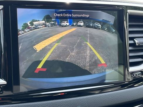 Used 2024 Chrysler Pacifica Touring-L FWD image 21