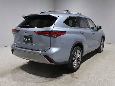 Used 2020 Toyota Highlander Platinum AWD/4WD image 2