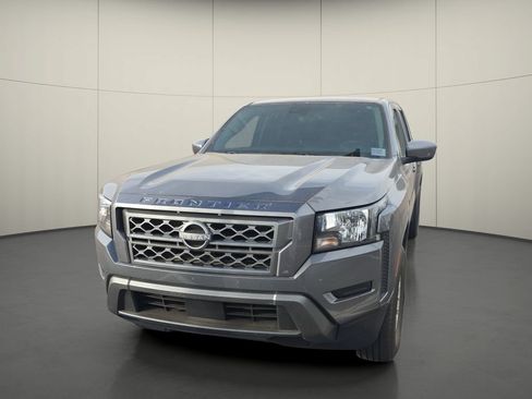 Used 2024 Nissan Frontier SV RWD image 2