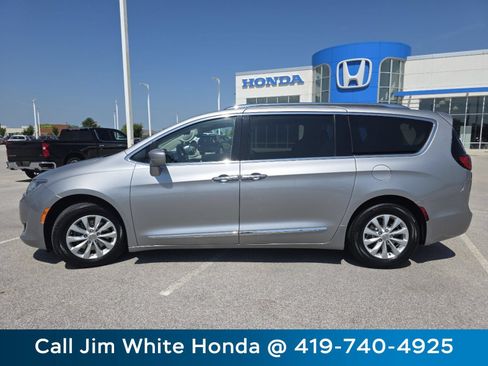 Used 2018 Chrysler Pacifica Touring-L w/ Premium Audio Group FWD image 10