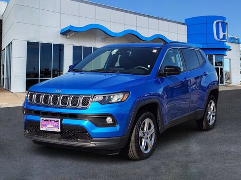 Used 2024 Jeep Compass Latitude AWD/4WD image 2