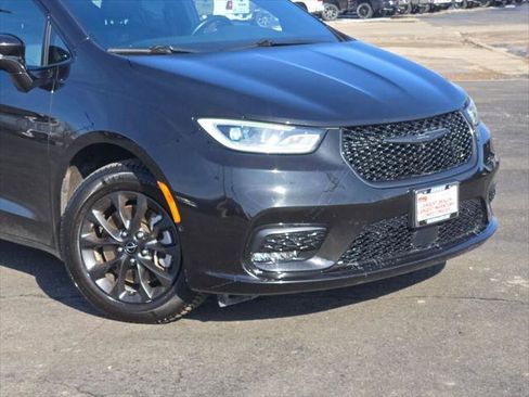 Certified 2021 Chrysler Pacifica Touring-L w/ Uconnect Theater Family Group AWD/4WD image 2